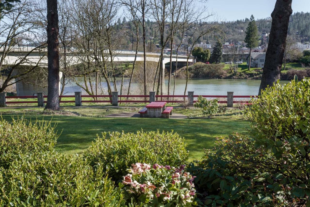 Riverfront Inn Roseburg Exterior photo