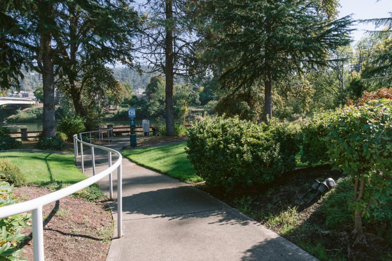 Riverfront Inn Roseburg Exterior photo
